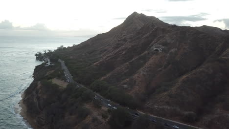 Sonnenuntergang-Verkehr-Vor-Diamond-Head-Auf-Oahu,-Hawaii