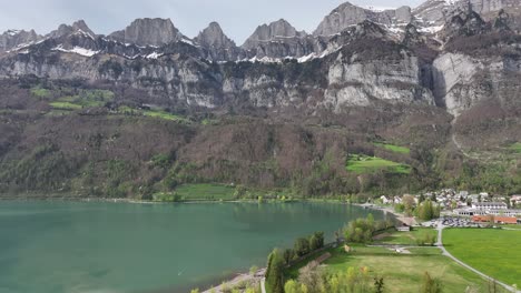 Blick-Auf-Das-Dorf-Walenstadt-Am-Ufer-Des-Walensees-Unterhalb-Der-Churfirsten-Berggipfel