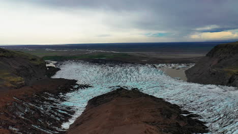 El-Impresionante-Glaciar-Blanco-Svinafellsjokull-En-El-Sur-De-Islandia-Con-Cielos-Nublados-En-El-Fondo---Toma-Aérea