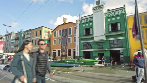 Helle,-Lebendige-Straßenszene-In-Porto,-Portugal-Mit-Farbenfrohen-Gebäuden-Und-Einem-Wassersportclub