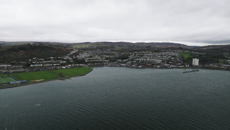 Greenock,-Schottland-An-Einem-Windigen-Tag-über-Dem-Fluss-Clyde-Langsam-Hineinschieben,-Während-Wir-Zurück-Auf-Die-Stadt-Blicken