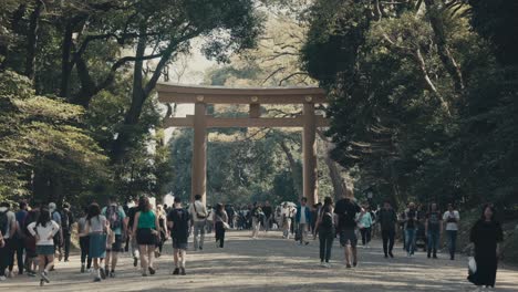Gente-Abarrotada-Caminando-Hacia-La-Puerta-Torii-En-La-Entrada-Del-Santuario-Meiji-Jingu-En-Tokio,-Japón.