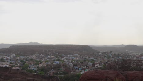 Blauer-Blick-Auf-Die-Stadt-Mit-Dramatischem-Sonnenuntergang-Am-Abend.-Das-Video-Aus-Einem-Flachen-Winkel-Wurde-In-Der-Festung-Mehrangarh-In-Jodhpur,-Rajasthan,-Indien-Aufgenommen.