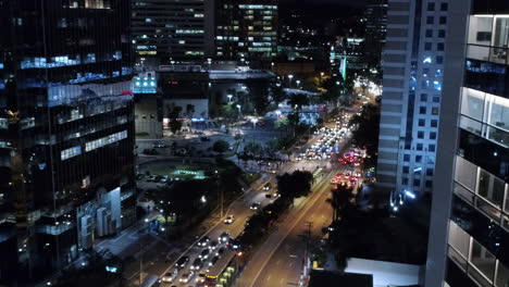 Vista-Aérea-De-Los-Edificios-Iluminados,-Cerca-De-Las-Ventanas,-Por-La-Noche,-Sao-Paulo,-Brasil