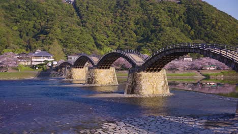 4K-Panoramaaufnahme-Der-Iwakuni-Kintaikyo-Brücke-Im-Morgengrauen,-Frühlingsszene-In-Japan