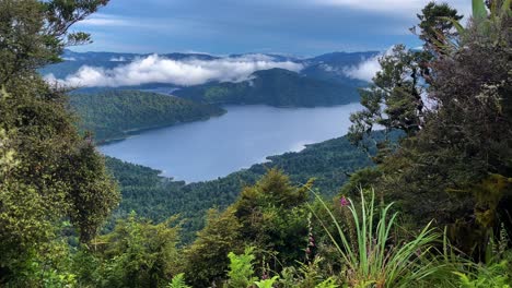 Blick-Auf-Berge,-Wolken-Und-üppige-Grüne-Wälder-Rund-Um-Den-Lake-Waikaremoana,-Neuseeland