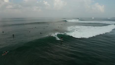Gruppe-Von-Surfern-Im-Wasser-Des-Indischen-Ozeans-Bei-Bali-Island-Warten-Auf-Wellen