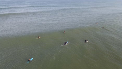 Surfer-In-Der-Reihe-Treten-Und-Warten-Auf-Die-Welle