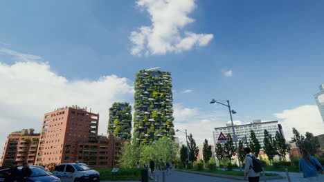 Arquitectura-Verde-Moderna-En-Milán,-Día-Soleado-Con-Peatones