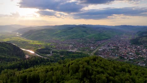 Drohnen-Luftaufnahme-Der-Stadt-Gura-Humorului-Bei-Sonnenuntergang