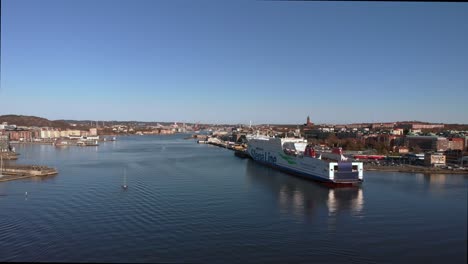 Absteigende-Drohnenaufnahme-In-4K,-Die-Den-Hafen-Von-Göteborg-Und-Die-Dort-Anlegende-Fähre-Zeigt,-Die-Zwischen-Kiel-(Deutschland)-Und-Göteborg-(Schweden)-Verkehrt