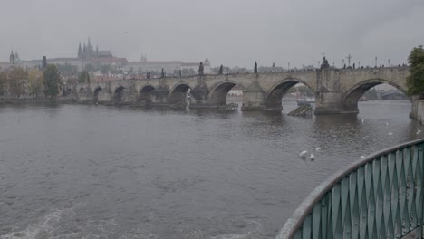 Vista-Brumosa-De-La-Mañana-Del-Puente-De-Carlos-Y-El-Castillo-De-Praga-Sobre-El-Río-Vltava