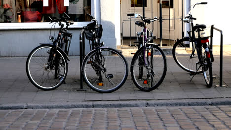 Volle-Straße-Mit-Vielen-Menschen,-Radfahrern-Und-Bussen-In-Münster,-Deutschland