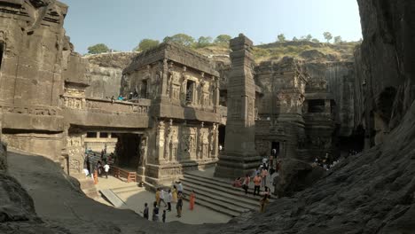 Timelapse-De-Pilares-De-Piedra-Y-Tallas-En-Las-Paredes-Que-Representan-El-Mahabharata-En-El-Templo-Kailasha-De-Las-Cuevas-De-Ellora