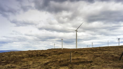 Zeitraffer-Von-Windkraftanlagen-In-Einem-Abgelegenen-Moorgebiet-Mit-Ziehenden-Wolken-In-Den-Arigna-Bergen-In-Irland