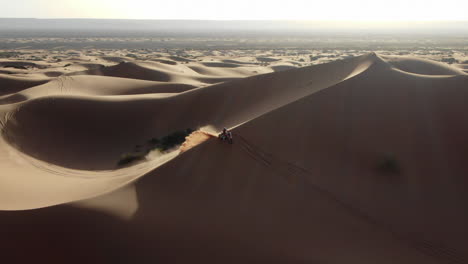 Piloto-De-Motocross-En-El-Desierto-De-Merzouga,-Marruecos.-Vista-Aérea