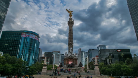 Timelapse-Del-Ángel-De-La-Independencia,-Monumento-En-El-Interior-De-La-Ciudad-De-México,-Cielo-Dramático,-Tráfico-Y-Movimiento