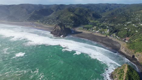 Vista-Panorámica-De-La-Playa-De-Piha-En-La-Isla-Norte,-Nueva-Zelanda---Toma-Aérea-De-Un-Dron
