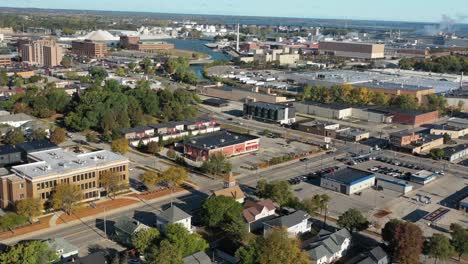 Vista-Aérea-Por-Drones-Del-Centro-De-Green-Bay-Wisconsin-Whitney-Park,-Barrios-Residenciales-Y-Comerciales-A-Lo-Largo-Del-East-River