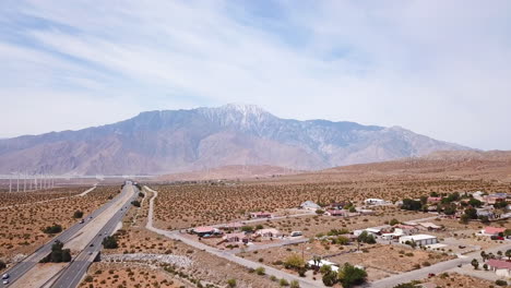 Autopista-62-En-Desert-Hot-Springs-Y-Palm-Springs,-Con-Vista-A-La-Montaña-San-Jacinto,-Justo-Al-Lado-De-Los-Famosos-Molinos-De-Viento-Palm-Spings