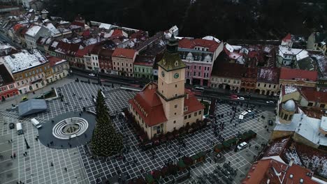 Orbit-of-Romania's,-Brasov's-Council-Square-during-holiday-season