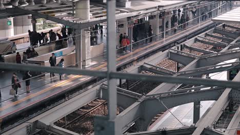 Lapso-De-Tiempo-De-Una-Concurrida-Estación-De-Tren-En-Japón