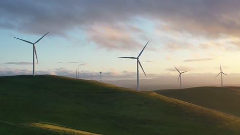 Turbinas-Eólicas-Girando-En-La-Ladera-Al-Atardecer