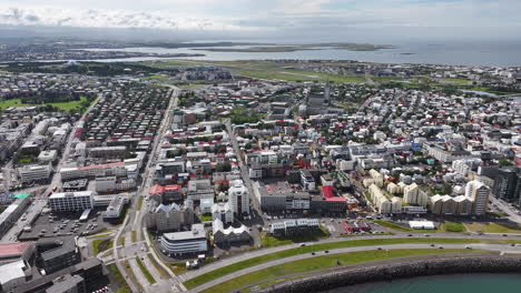 Luftaufnahme-Von-Reykjavik,-Island-An-Einem-Sonnigen-Tag,-Gebäude-Im-Stadtzentrum-Und-Küstenverkehr,-Drohnenaufnahme