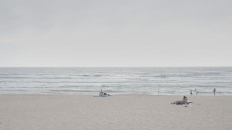 Una-Playa-Casi-Vacía-Con-Algunas-Familias