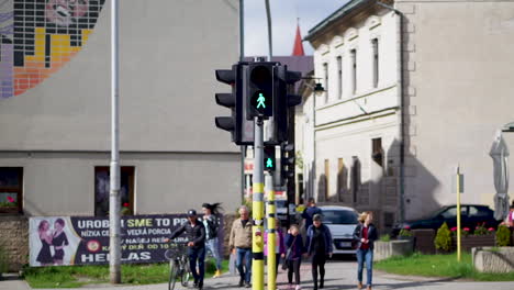 Fußgänger-Warten-Auf-Die-Ampel,-Bevor-Sie-In-Der-Slowakei-Die-Straße-überqueren---Langsamer-Schwenk-Nach-Unten