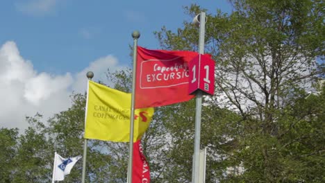 Banderas-Rojas-Y-Amarillas-En-El-Lugar-De-Embarque-Del-Barco-Turístico-De-Los-Canales-Ondeando-En-El-Viento