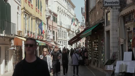 überfüllte-Straße-An-Einem-Sonnigen-Tag-In-Venedig,-Italien