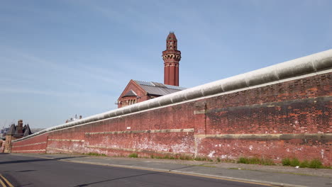 Statische-Aufnahme-Der-Sicherheitsmauer-Im-HM-Prison-Manchester,-England,-Einem-Hochsicherheitsgefängnis,-Das-Auch-Als-Strangeways-Bekannt-Ist,-An-Einem-Sonnigen-Tag