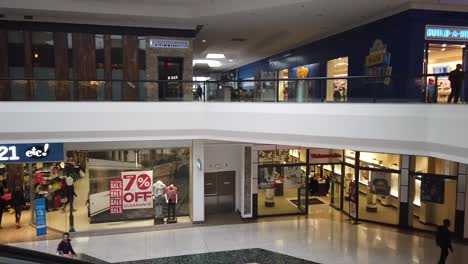 In-Einem-Einkaufszentrum-Auf-Einer-Rolltreppe-Nach-Unten