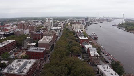 Niedrige-Luftaufnahme-über-Emmet-Park-In-Richtung-Innenstadt-Von-Savannah,-Georgia