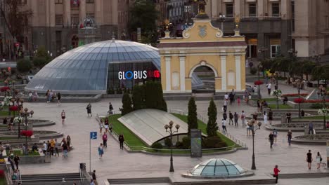 Teleobjetivo,-Toma-Elevada-De-Personas-Disfrutando-De-Una-Tarde-De-Otoño-En-La-Plaza-De-La-Independencia,-Kyiv