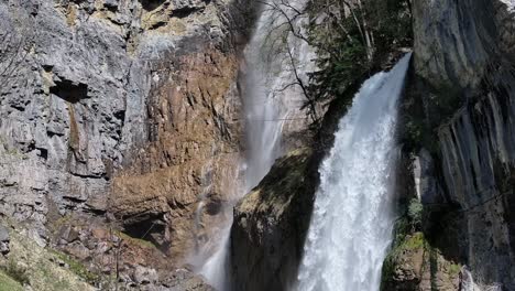 Las-Cascadas-De-Seerenbachfälle-Ubicadas-Cerca-Del-Pueblo-De-Betlis-En-El-Municipio-De-Amden-En-Suiza.