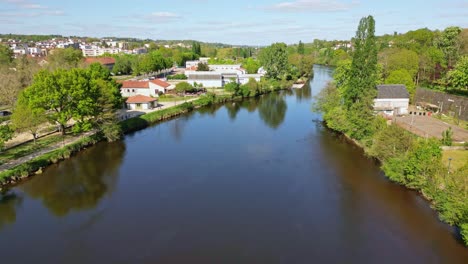 Überquerung-Des-Flusses-Vienne,-Limoges,-Frankreich.-Luftaufnahme-Von-Vorne