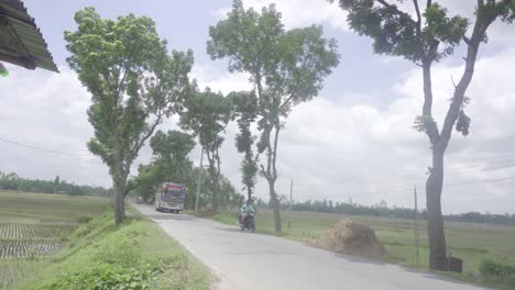 Una-Carretera-Que-Pasa-En-Medio-De-Una-Aldea-De-Bangladesh-Situada-En-Una-Remota-Aldea-De-Gaibandha.