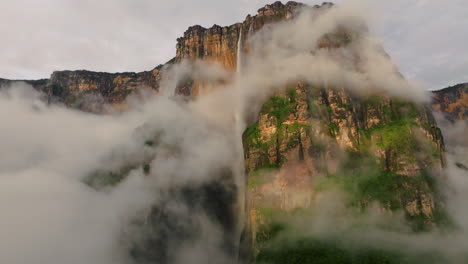 Majestuoso-ángel-Cae-Con-Nubes-De-Niebla-Al-Amanecer-En-El-Parque-Nacional-Canaima,-Gran-Sabana,-Venezuela