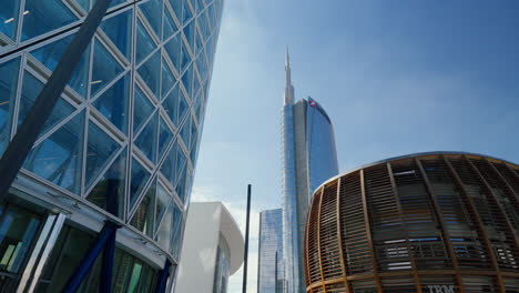 Rascacielos-Modernos-Contra-El-Cielo-Azul-En-Milán,-Italia.