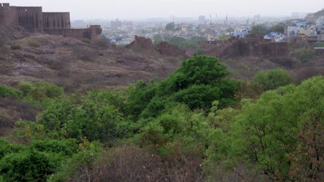Blauer-Blick-Auf-Die-Stadt-Mit-Dramatischem-Sonnenuntergang-Am-Abend.-Das-Video-Aus-Einem-Flachen-Winkel-Wurde-In-Der-Festung-Mehrangarh-In-Jodhpur,-Rajasthan,-Indien-Aufgenommen.