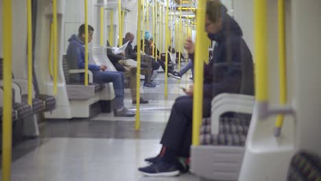 Gente-En-El-Metro,-El-Hombre-Está-Sentado-Solo-Usando-Su-Teléfono.