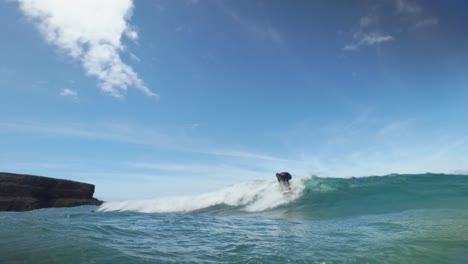 Vista-Cercana-De-Un-Surfista-Tomando-Una-Ola-En-Cámara-Lenta