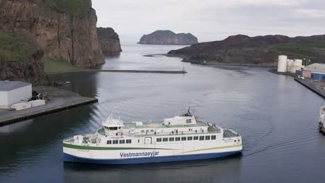 El-Ferry-Que-Ingresa-Al-Puerto-De-Vestmannaeyjar-Gira-Hacia-El-Muelle-Y-Baja-La-Antena.