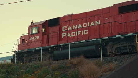 Locomotora-Del-Motor-Del-Tren-De-Carga-Del-Pacífico-Canadiense-Que-Se-Detiene-En-Cámara-Lenta-Durante-El-Anochecer-4k