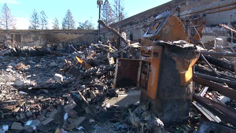 Lagerfeuer-Zerstörung-Verbrannt-Geldautomat-Unter-Trümmern