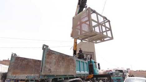 Arbeiter-Im-Jemen-Beim-Bau-In-Abgelegenen-Gebieten-Im-IBB