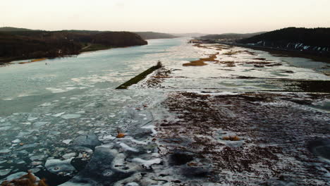 Luftaufnahme-Des-Zugefrorenen-Flusses-In-Skandinavien-Im-Winter