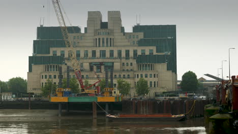 Gesamtansicht-Des-MI6-Gebäudes-An-Der-Themse-Neben-Der-Vauxhall-Bridge,-London